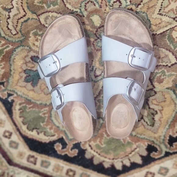 Women's 2 Wide Strap Buckle Sandals in the berkinstock style Grey size 7 MINT - Picture 1 of 11
